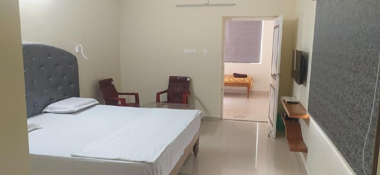 Srinivasa Hotel تيروباتي المظهر الخارجي الصورة