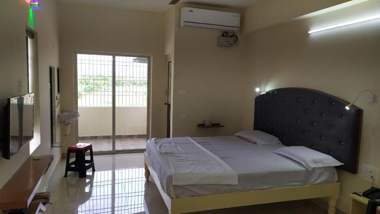 Srinivasa Hotel تيروباتي المظهر الخارجي الصورة
