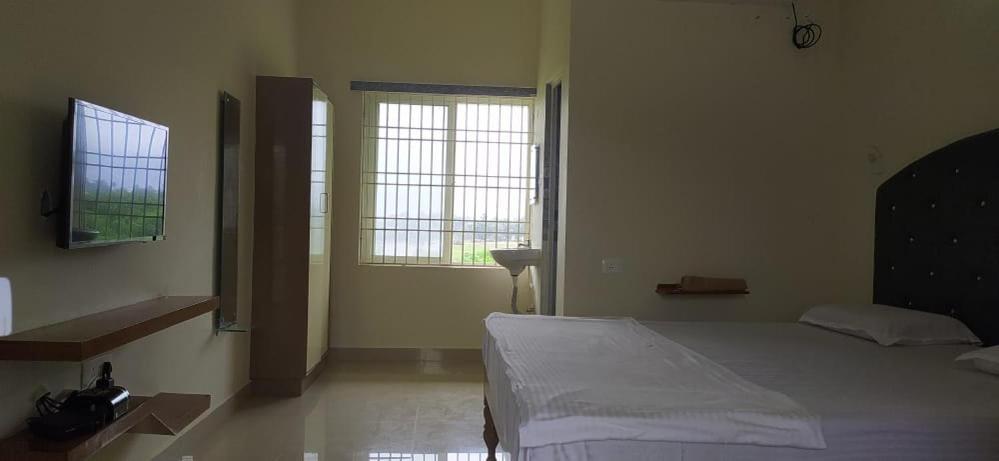 Srinivasa Hotel تيروباتي المظهر الخارجي الصورة