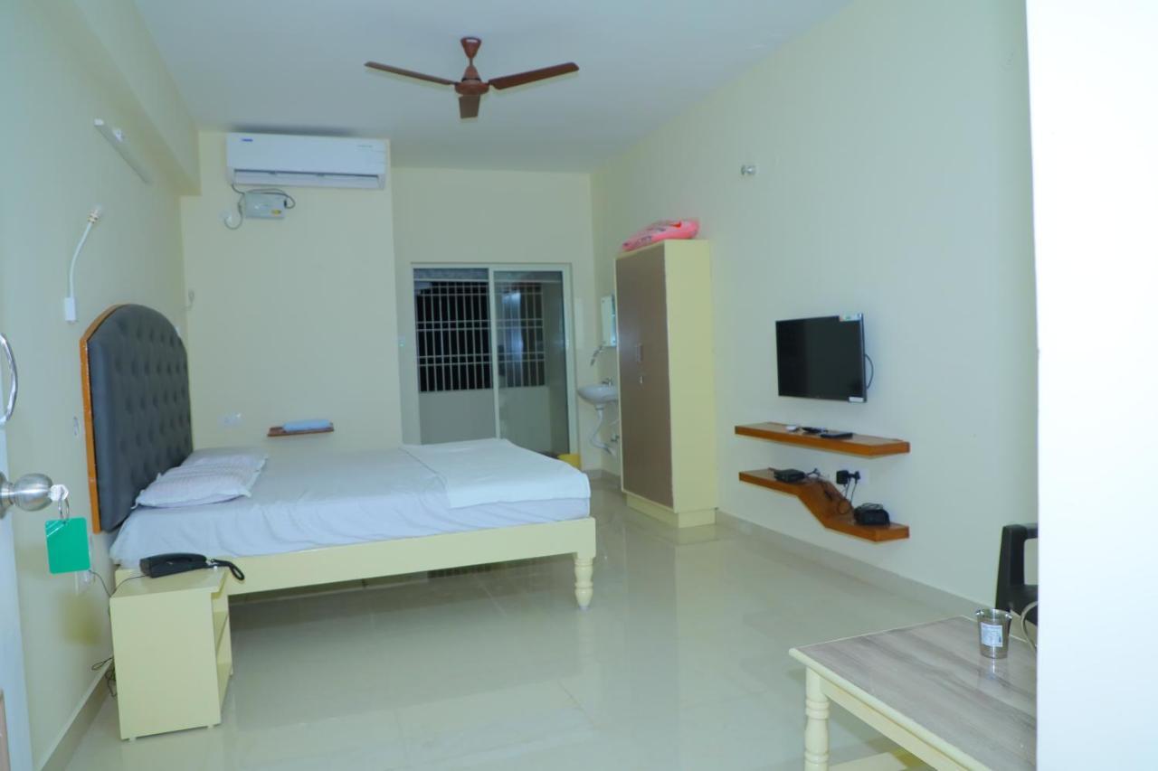 Srinivasa Hotel تيروباتي المظهر الخارجي الصورة