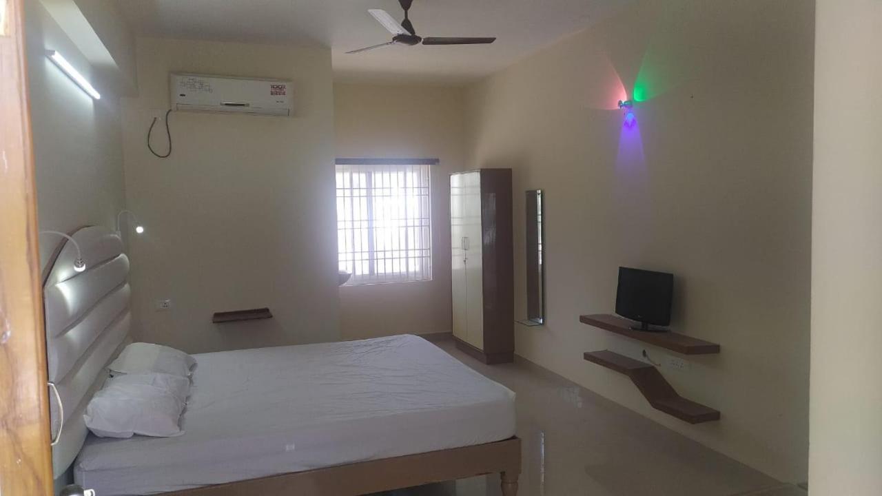 Srinivasa Hotel تيروباتي المظهر الخارجي الصورة