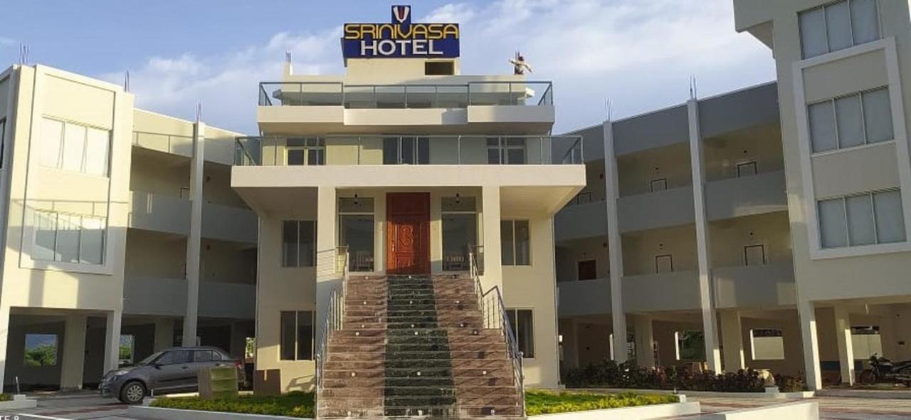 Srinivasa Hotel تيروباتي المظهر الخارجي الصورة