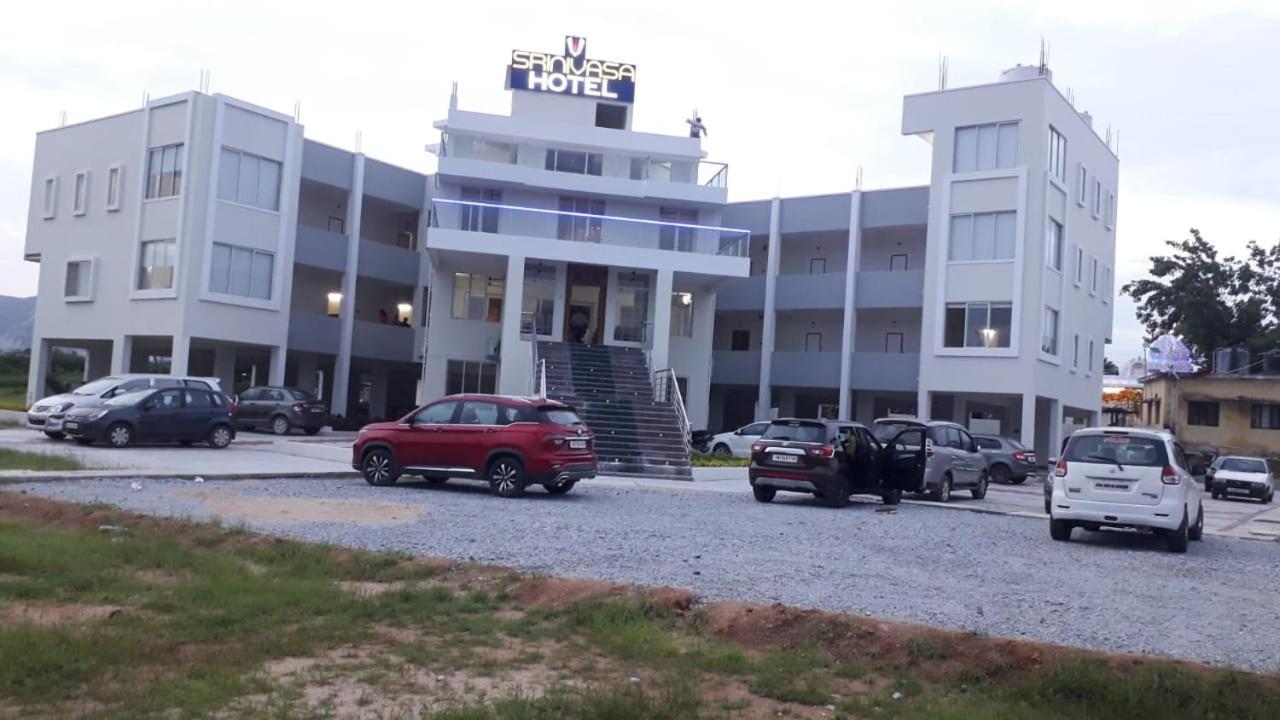 Srinivasa Hotel تيروباتي المظهر الخارجي الصورة