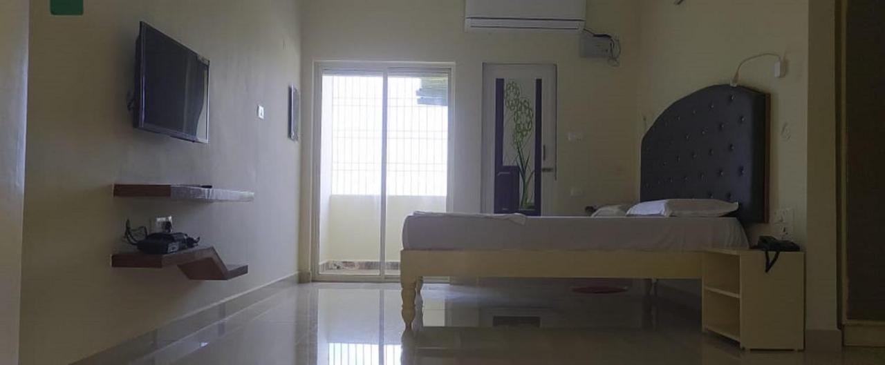 Srinivasa Hotel تيروباتي المظهر الخارجي الصورة