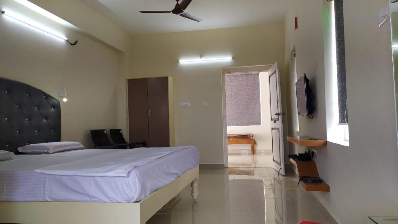 Srinivasa Hotel تيروباتي المظهر الخارجي الصورة