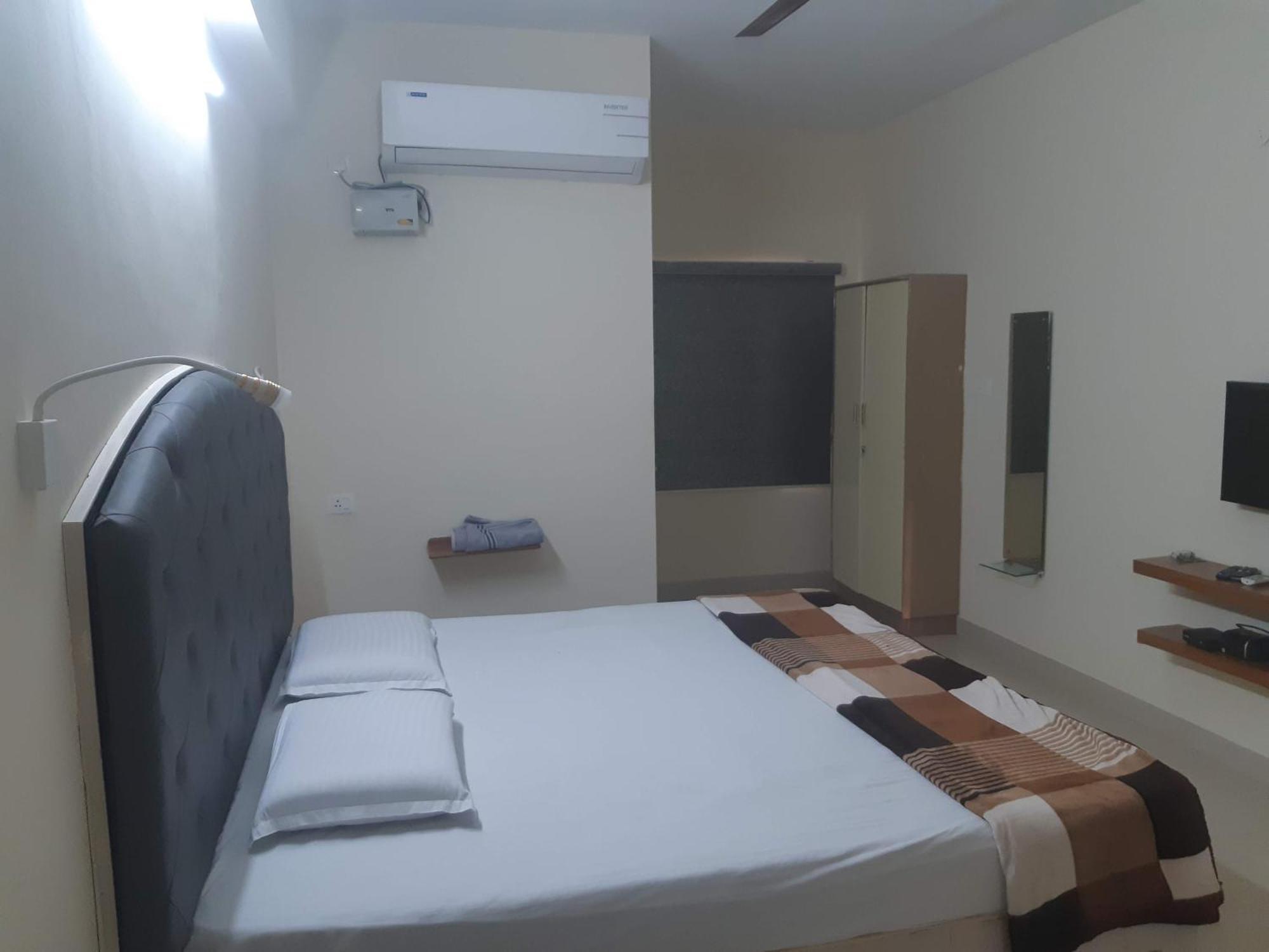Srinivasa Hotel تيروباتي المظهر الخارجي الصورة