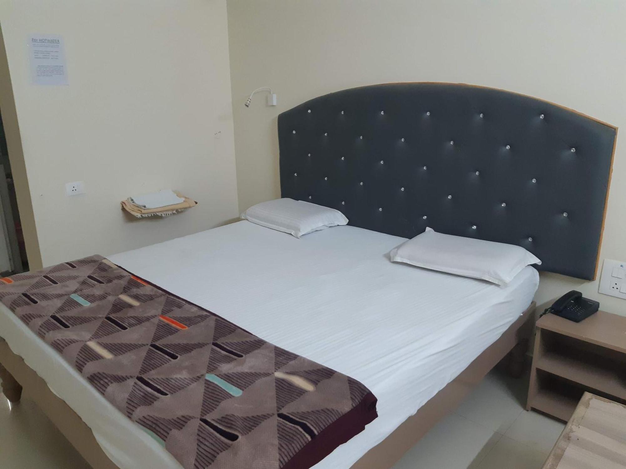 Srinivasa Hotel تيروباتي المظهر الخارجي الصورة