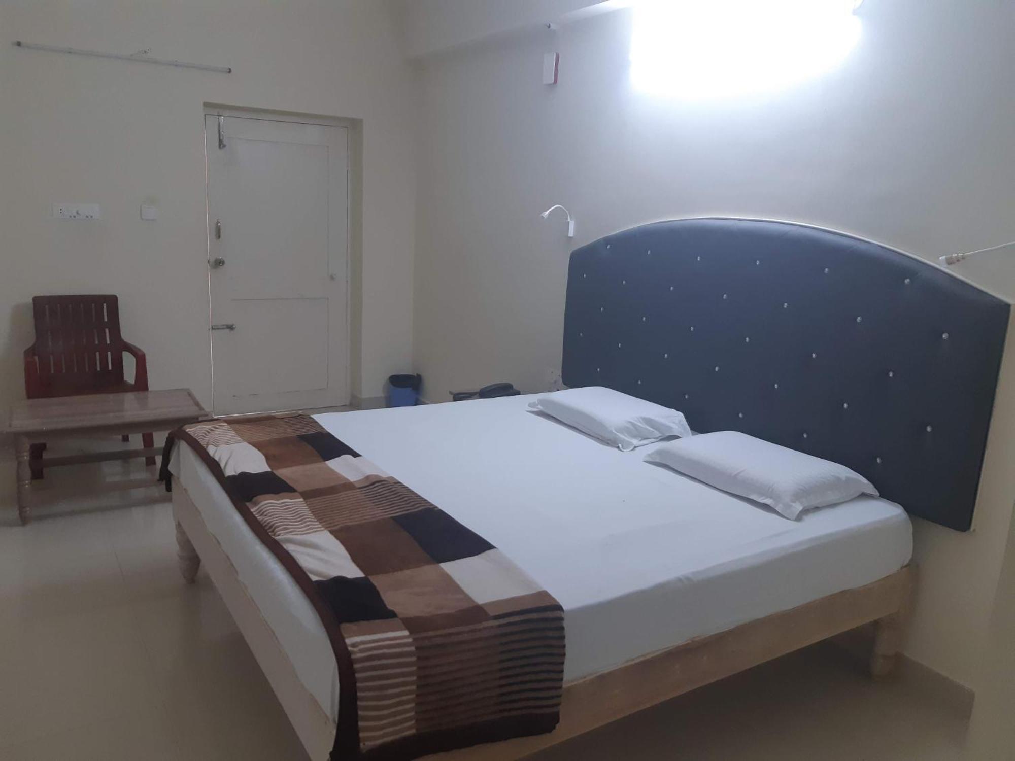 Srinivasa Hotel تيروباتي المظهر الخارجي الصورة